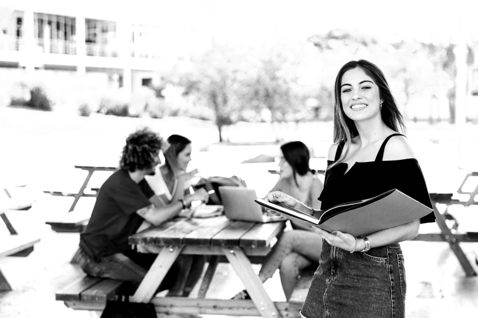 Sessione di coaching di gruppo in azione con partecipanti attivi