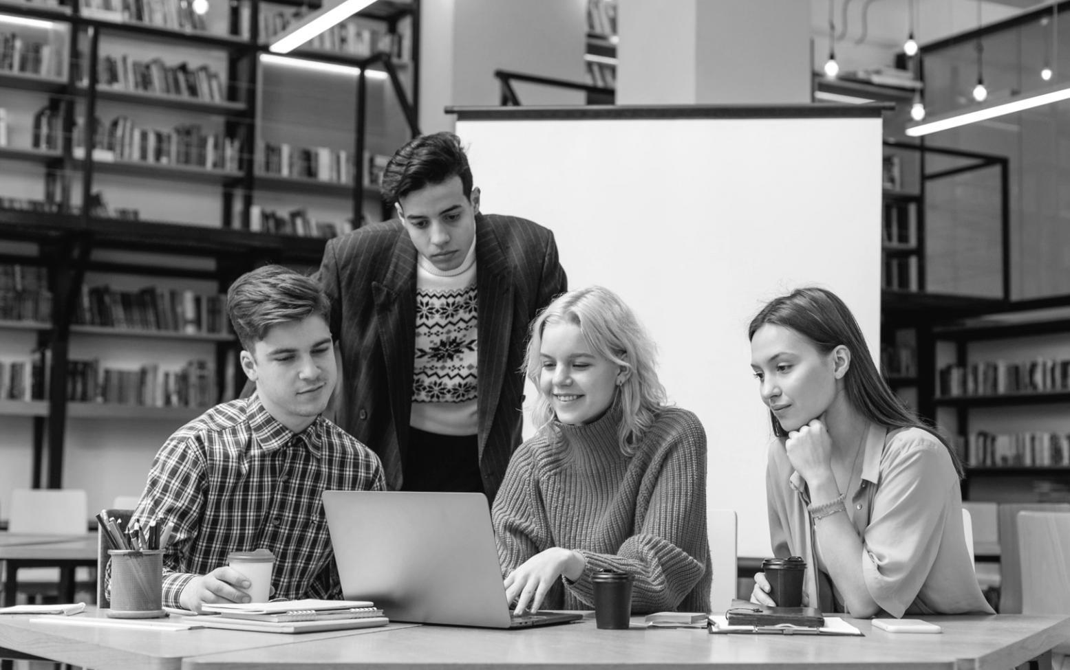 Momento di celebrazione e crescita durante un percorso di coaching completato