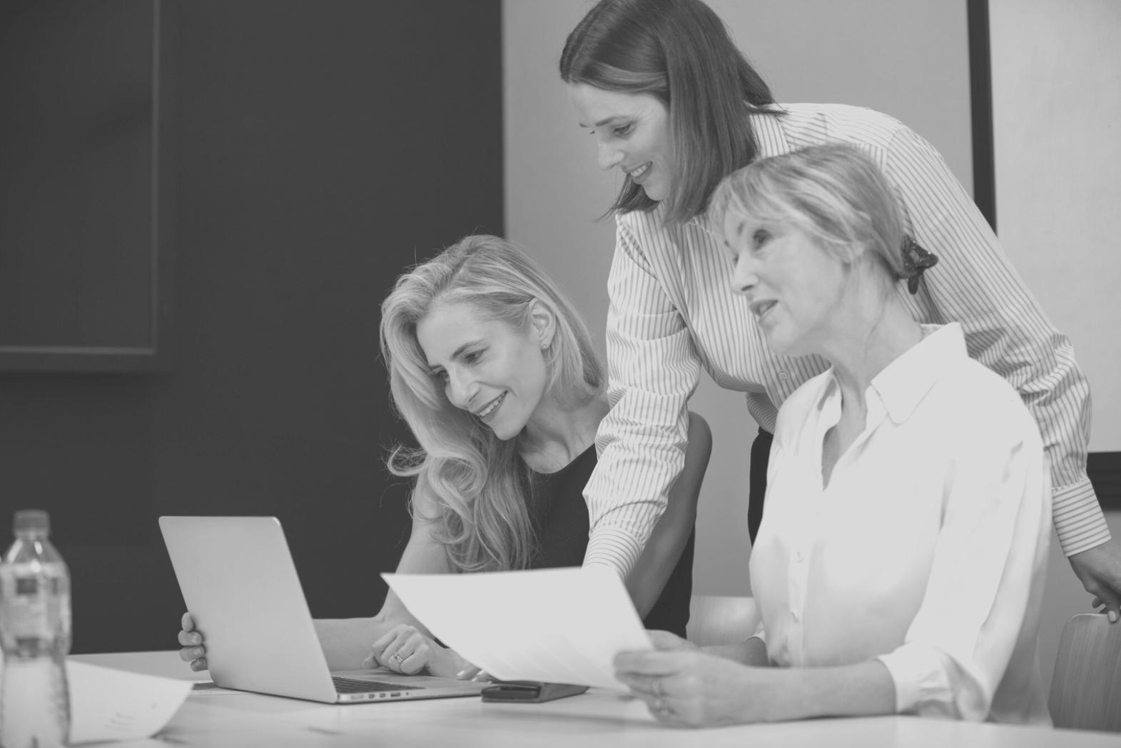 Gruppo di persone in sessione di coaching collaborativo