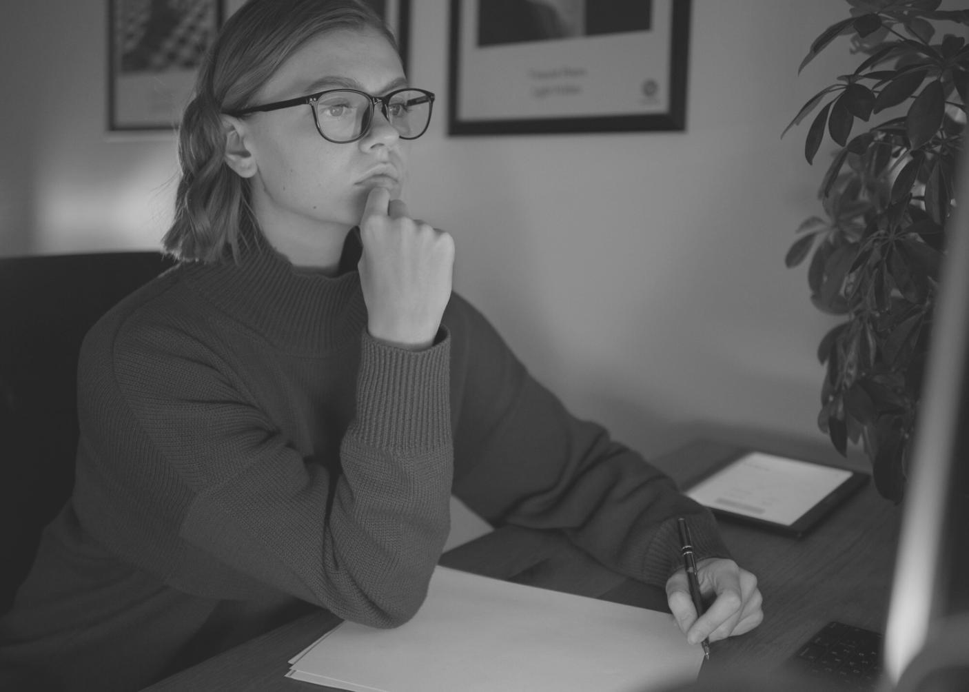 Sessione di coaching di gruppo in azione con facilitatore e partecipanti